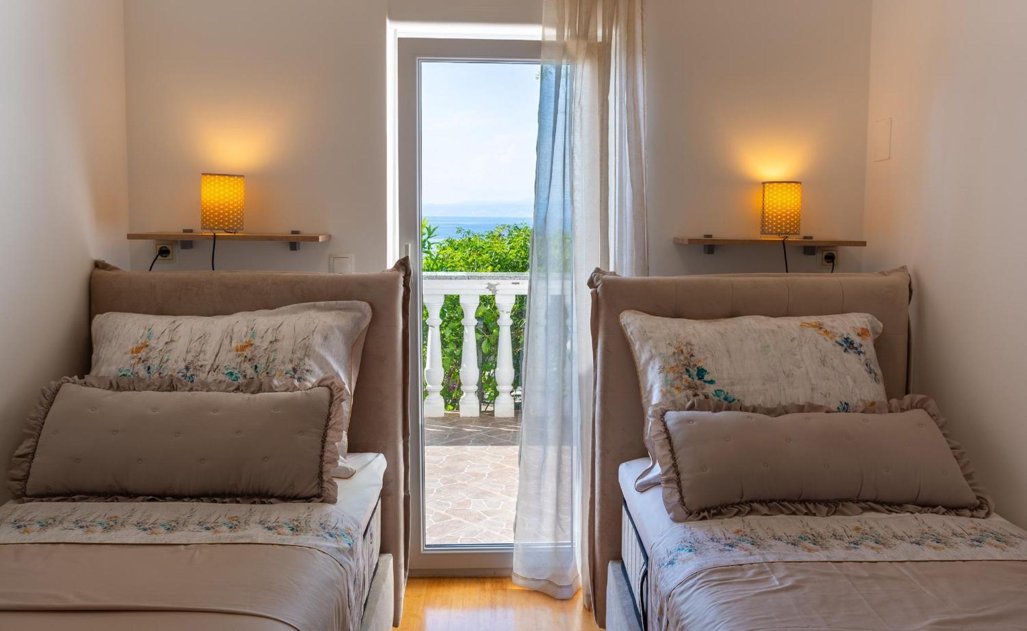 Apartments By The Sea Njivice, Krk - 5295 الغرفة الصورة