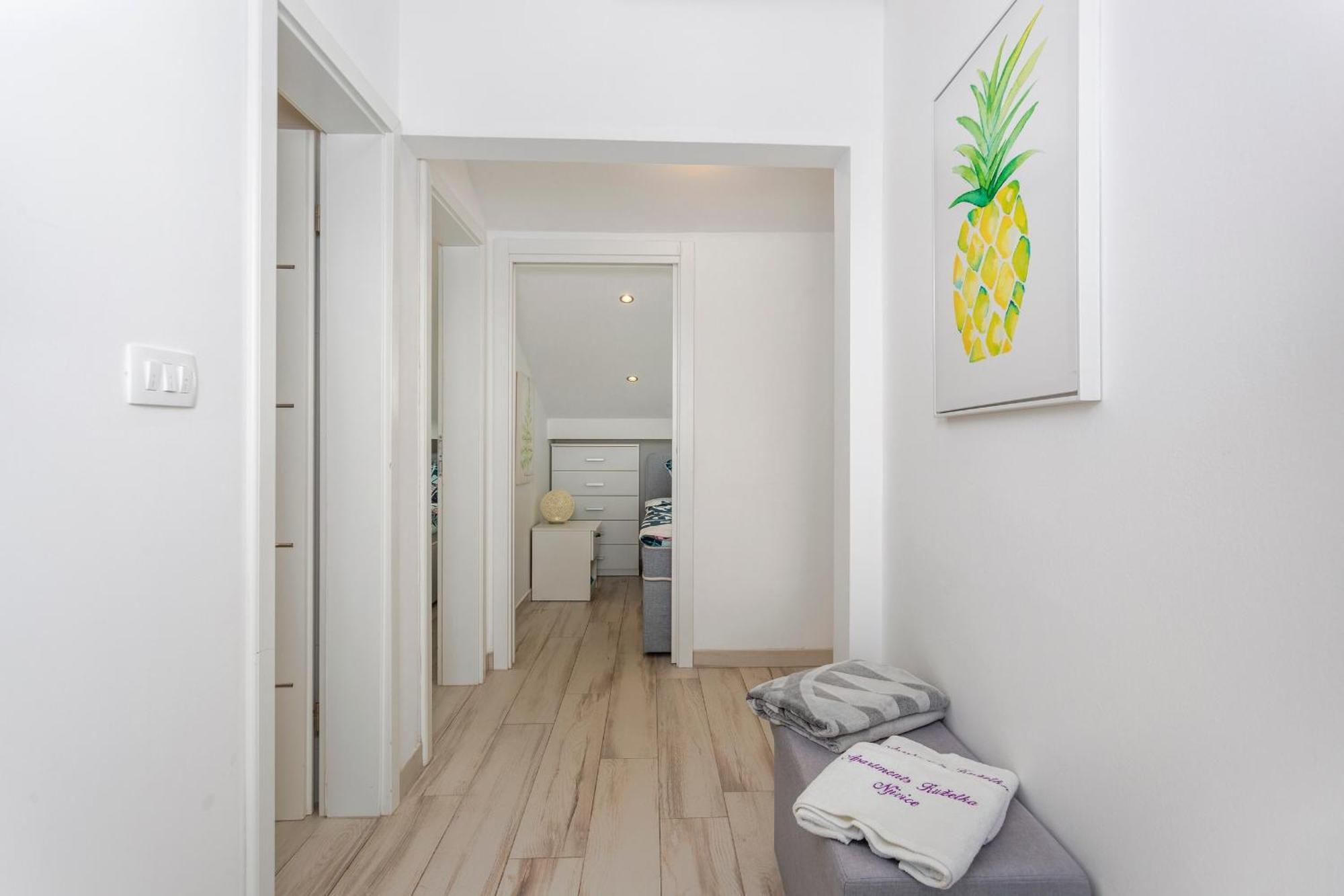 Apartments By The Sea Njivice, Krk - 5295 المظهر الخارجي الصورة